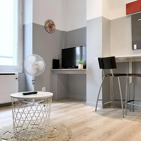 Bevi - Moderne Equipe • 2 Pers • Centre • Tram A Pied